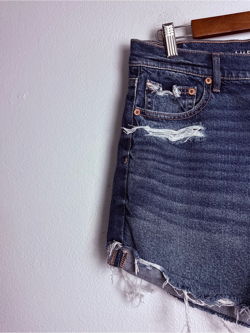 American Eagle Strigid Super High-Waisted Relaxed Denim Shorts Size 10 - Picture 2 of 9